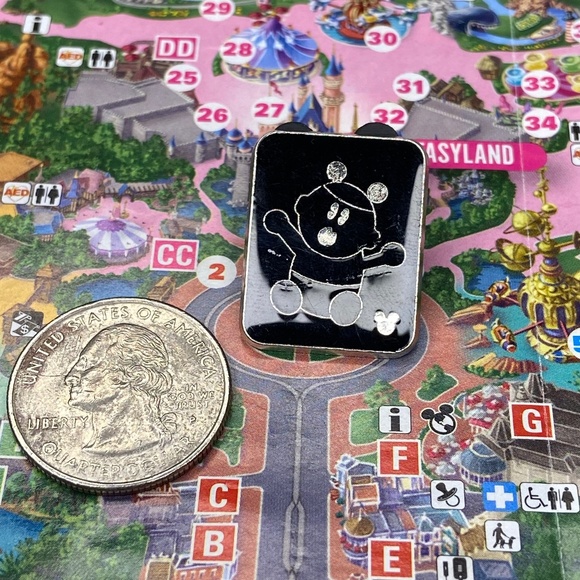 2008 Hidden Mickey family Baby Pin - Picture 2 of 4